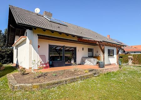 Ihr neues Zuhause: EFH mit großem Grundstück und vielen Möglichkeiten - Außenansicht