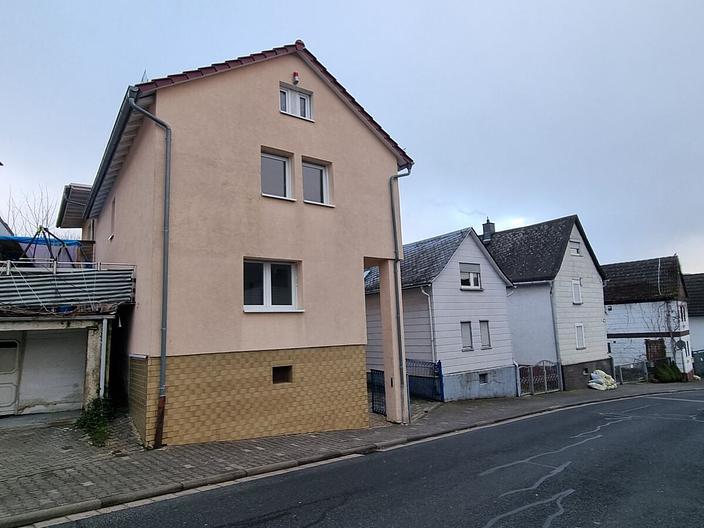 Dieses Eigenheim mit kleiner Einliegerwohnung bietet Ihnen viel Platz! - Straßenansicht
