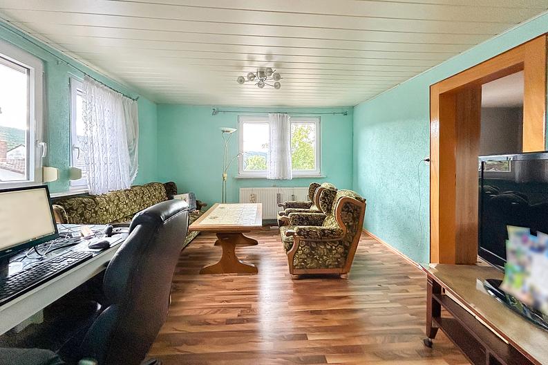 Charmante Maisonette-Wohnung mit Stellplatz und idyllischem Grundstück in Mainnähe - Wohnzimmer