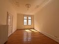 Altbaucharme trifft Wohnkomfort – Stilvolle 4-Zimmer-Wohnung mit Balkon, Tageslichtbad u. Stellplatz - Wohnzimmer