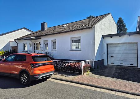 Großzügiges Einfamilienhaus mit viel Platz, sonniger Terrasse und Ausbaupotenzial - Außenansicht