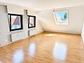 Modernisierte Dachgeschosswohnung
mit Balkon
in gepflegtem Dreifamilienhaus - Wohnen / Kinder / Arbeit