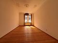 Altbaucharme trifft Wohnkomfort – Stilvolle 4-Zimmer-Wohnung mit Balkon, Einbauküche und Stellplatz - Wohnzimmer