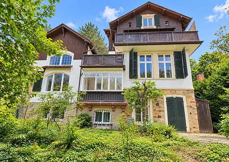Historische Villa in Kronbergs Bestlage – Unikat auf 1.089 m² Grundstück - Haushintenansicht