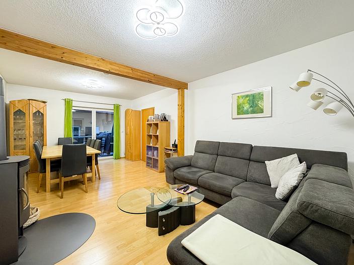 Einziehen statt sanieren – Wohnhaus mit Nebengebäude, Hof und PV-Anlage - EG_Wohnzimmer