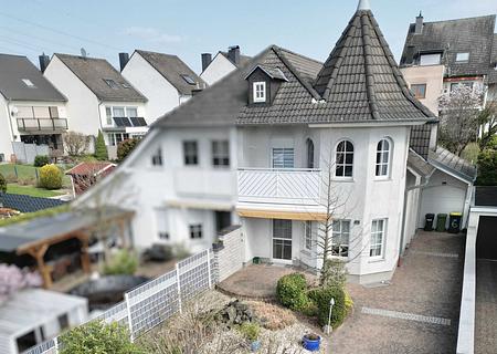 Schlossartige Doppelhaushälfte in ausgezeichneter Lage - Hausansicht