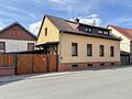 Wohnen mit Perspektive: Zweifamilienhaus mit Garten und zusätzlicher Bauoption in Groß-Umstadt - Seitenansicht li.