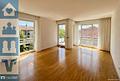 Wohnen mit Wohlfühlfaktor: Helle, moderne und neuwertige 2 bis 2,5-Zimmer-Wohnung - Helles Wohnzimmer mit Zugang zum Balkon