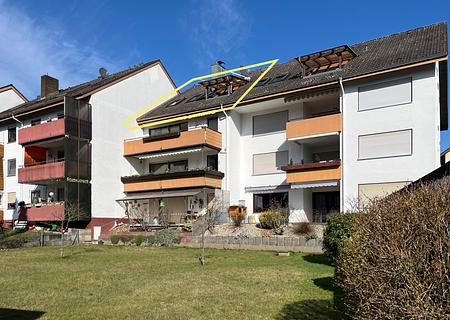 Helle Dachgeschosswohnung mit Loggia und Garage - Haus_Rückansicht und Garte